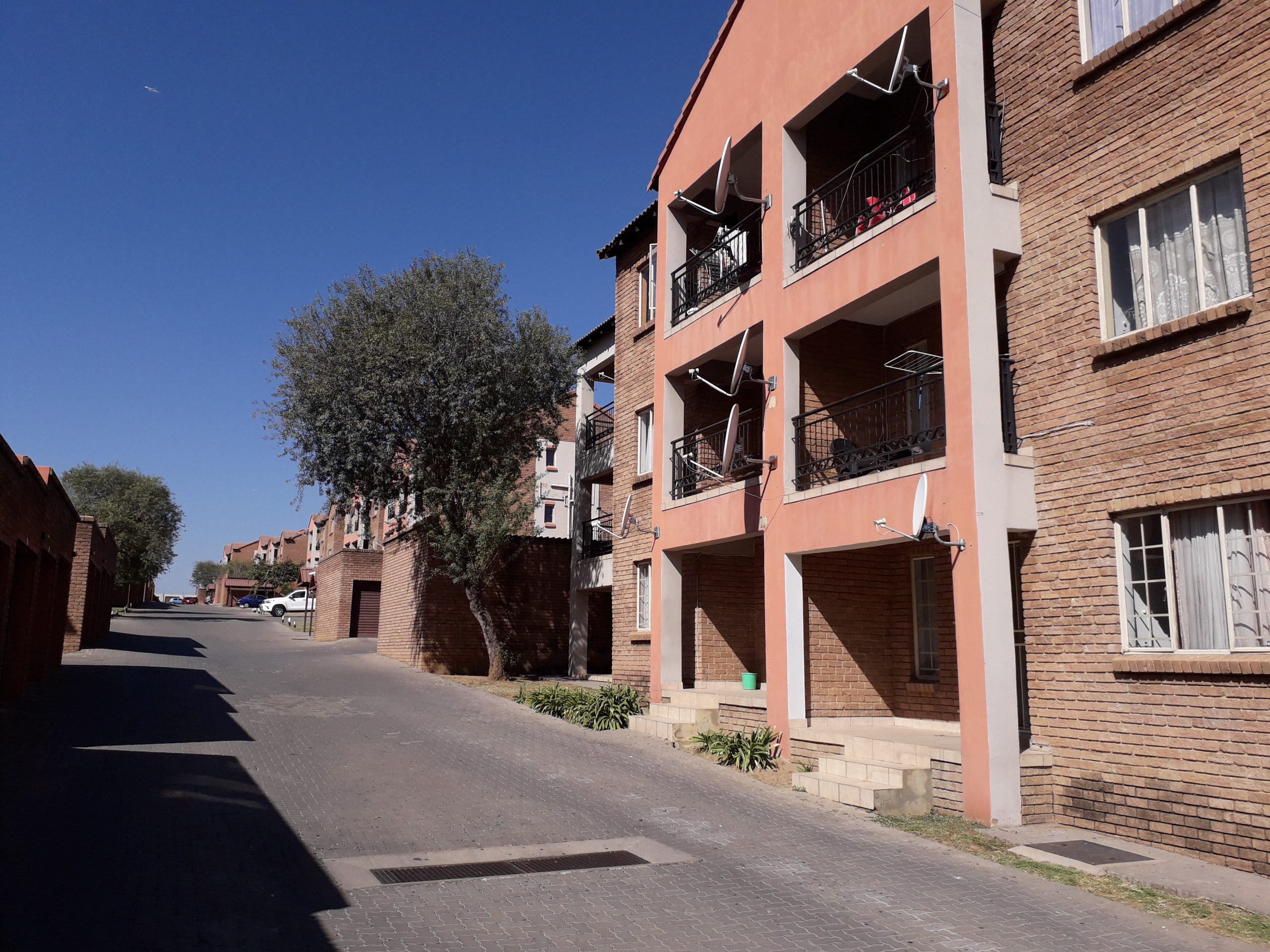 2 Bed 1 Bath For Sale in Midrand, Bel Aire Targer Realty